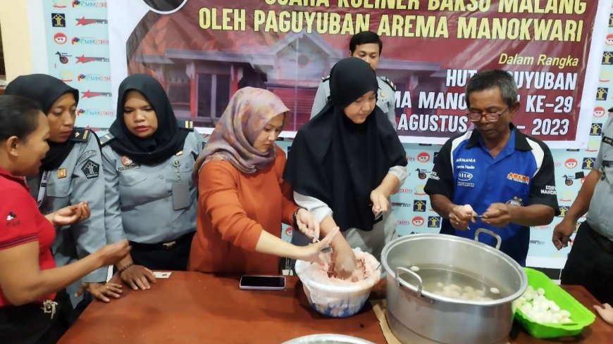 Paguyuban Arema Latih Klien Bapas Manokwari Usaha Bakso Malang