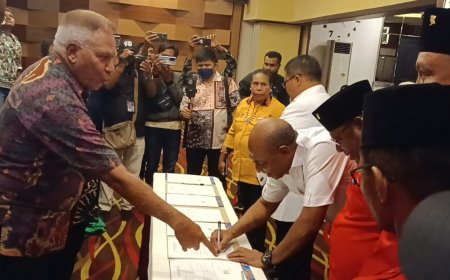 Pj Gubernur Waterpauw Serahkan Bantuan Keuangan Partai Politik Rp2,6 Miliar