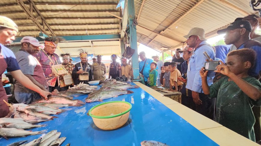 Pj Gubernur Waterpauw Belanja Masalah di Pasar Sentral Bintuni