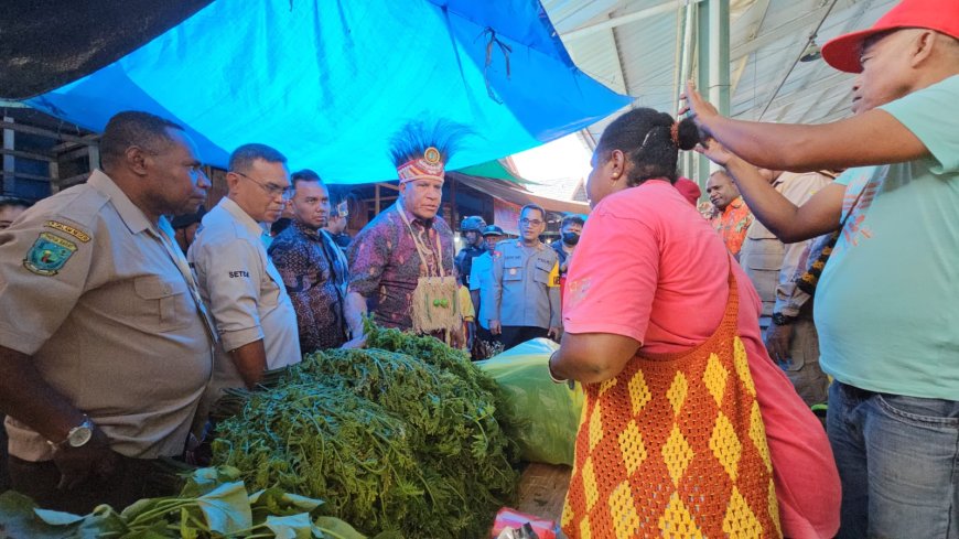 Pj Gubernur Waterpauw Belanja Masalah di Pasar Sentral Bintuni