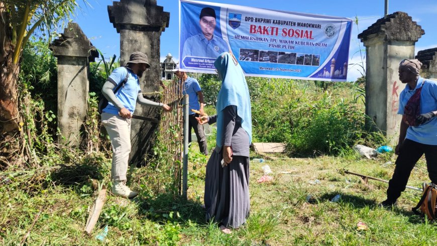 Pra Pelantikan Pengurus Baru, DPD BKPRMI Manokwari Gelar Baksos Bersihkan Kuburan Islam Pasir Putih