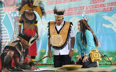 Gubernur Waterpauw Dikukuhkan Sebagai Anak Adat dan Sesepuh Kuri Wamesa
