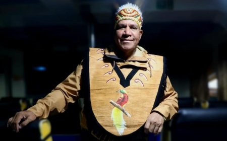 Hari Ini Gubernur Waterpauw Dikukuhkan Sebagai Kepala Suku Besar Asli Kaimana