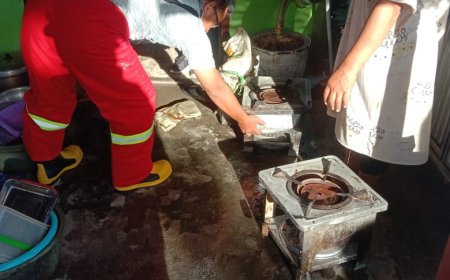 Tangani Kompor Meledak, Damkar Papua Barat Juga Beri Sosialisasi Penting