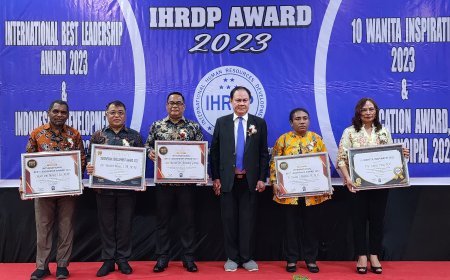 Kakanwil Kemenag Papua Barat Terima Penghargaan IBLA 2023