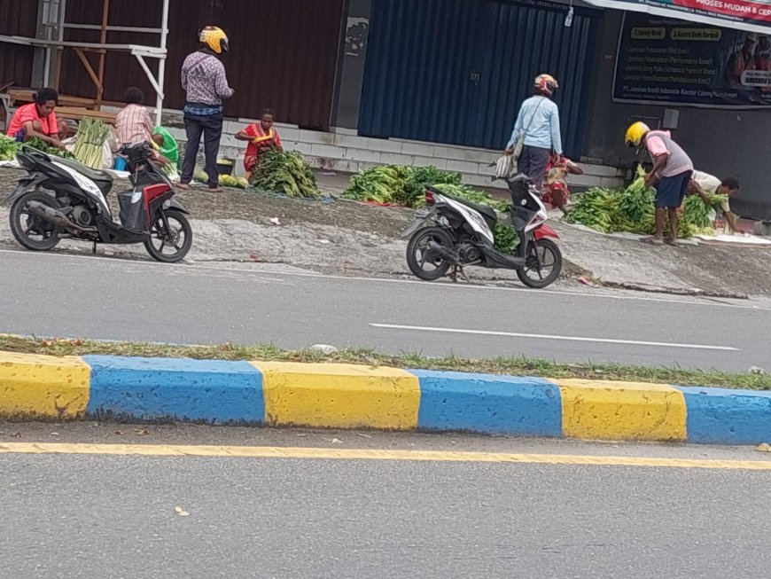 Akses Masuk Pasar Wosi Dipalang Sejak Pagi