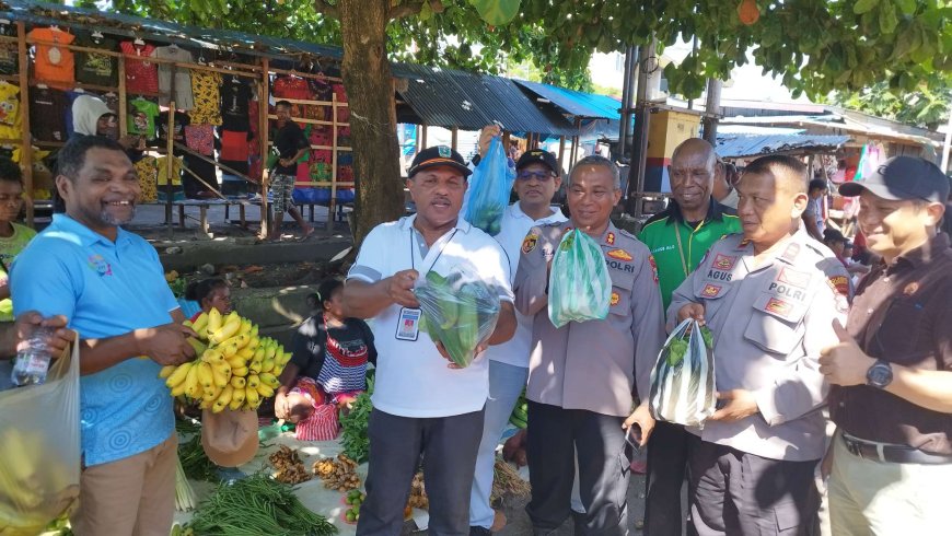 Kakanwil Kemenag dan Pj Sekda Papua Barat Lounching Gemar Papeda 'Ko Top' di Pasar Sanggeng