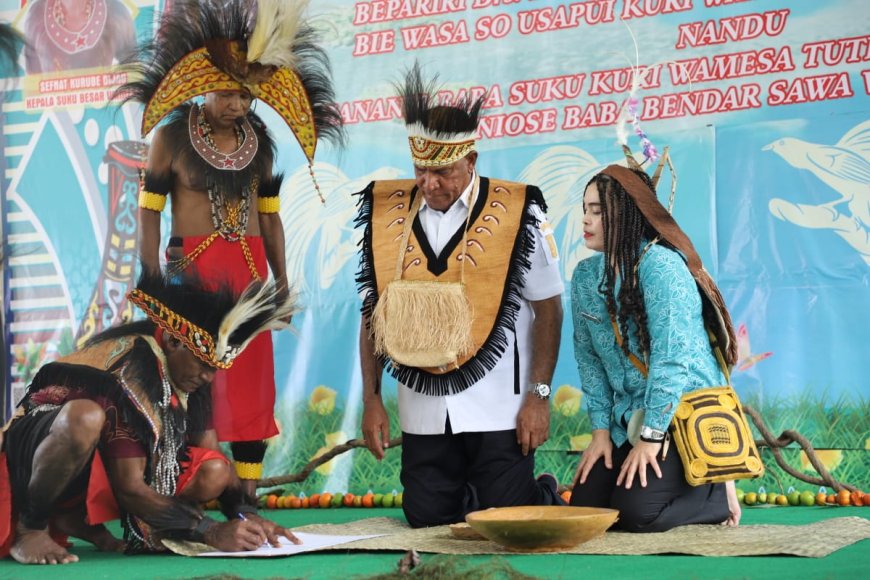 Gubernur Waterpauw Dikukuhkan Sebagai Anak Adat dan Sesepuh Kuri Wamesa