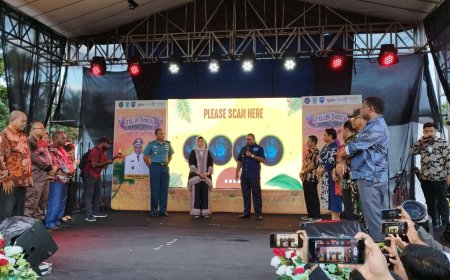 Bupati Hermus Indou Buka Festival TELUK DOREH Manokwari
