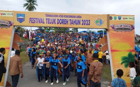 Perdana, Pawai Budaya Nusantara Festival Teluk Doreh Manokwari