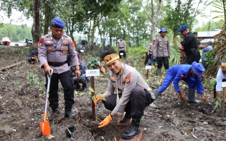 Polda Papua Barat Gelar Bhakti Sosial dan Tanam Mangrove