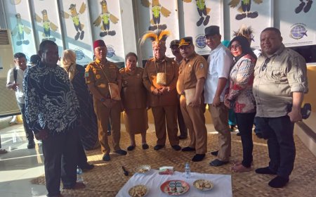Tikar Adat Sambut Pj. Gubernur Ali Baham di Kabupaten Fakfak