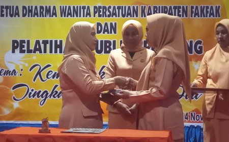 Ketua Dharma Wanita Papua Barat Sertijabkan Plt. Ketua Dharma Wanita Kabupaten Fakfak