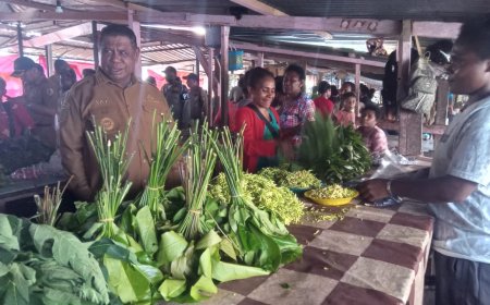 Terjun Ke Pasar Wagom, Pj Gubernur Ali Baham: Budayakan Konsumsi Pangan Lokal