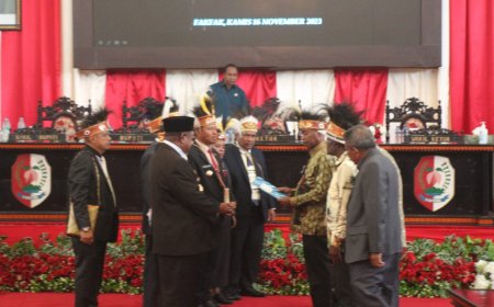 Pj Gubernur Ali Baham Paparkan Sejumlah Arahan Pusat Ke Daerah Pada Paripurna DPRK Fakfak