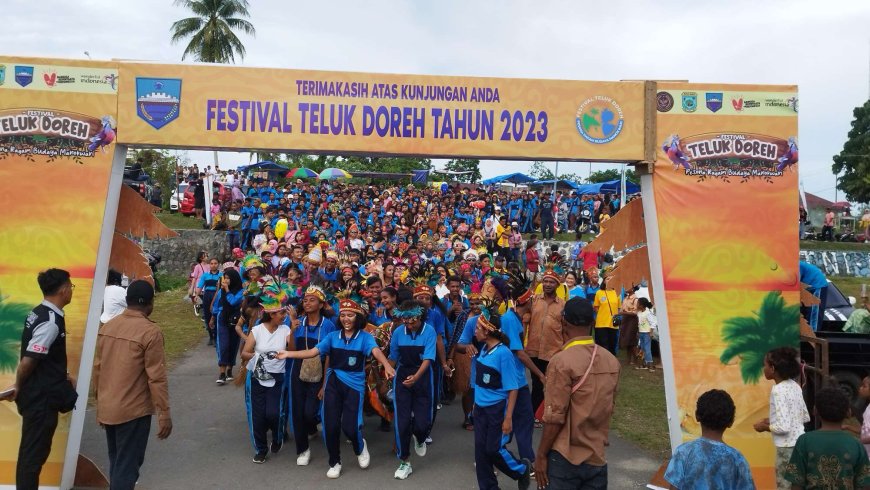 Perdana, Pawai Budaya Nusantara Festival Teluk Doreh Manokwari