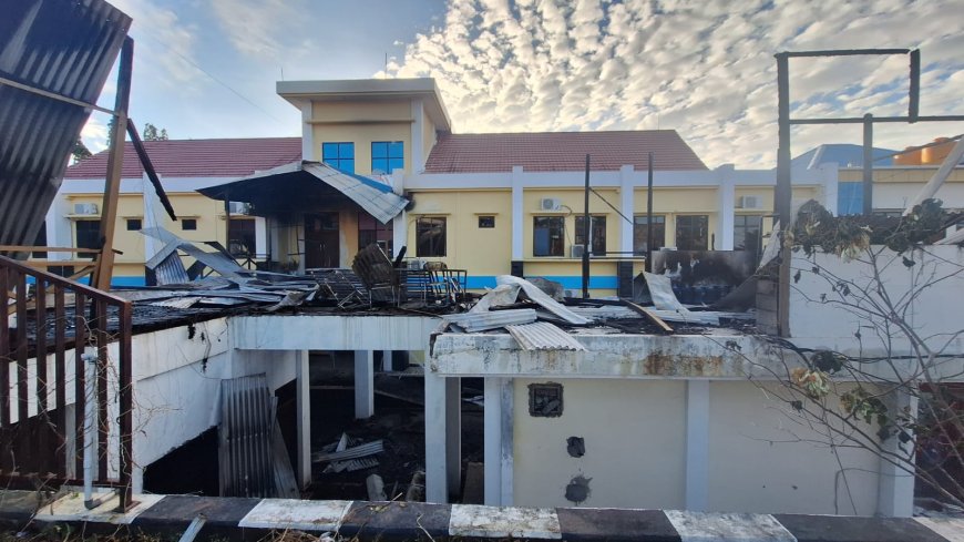 Sebagian Gedung Kantor Dinas Pendidikan Papua Barat Terbakar