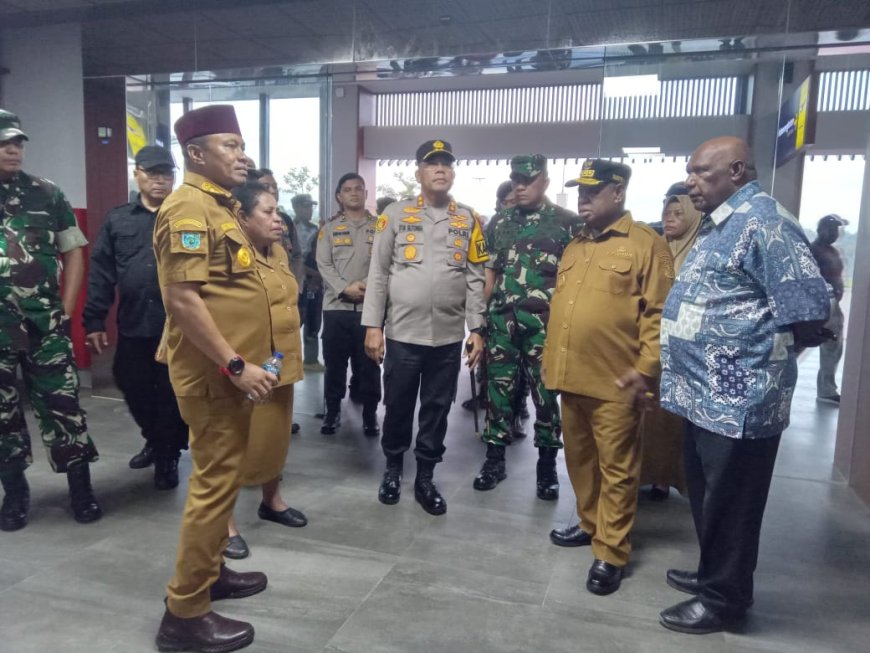 Pj Gubernur Ali Baham Tinjau Kesiapan Bandara Siboru Fakfak