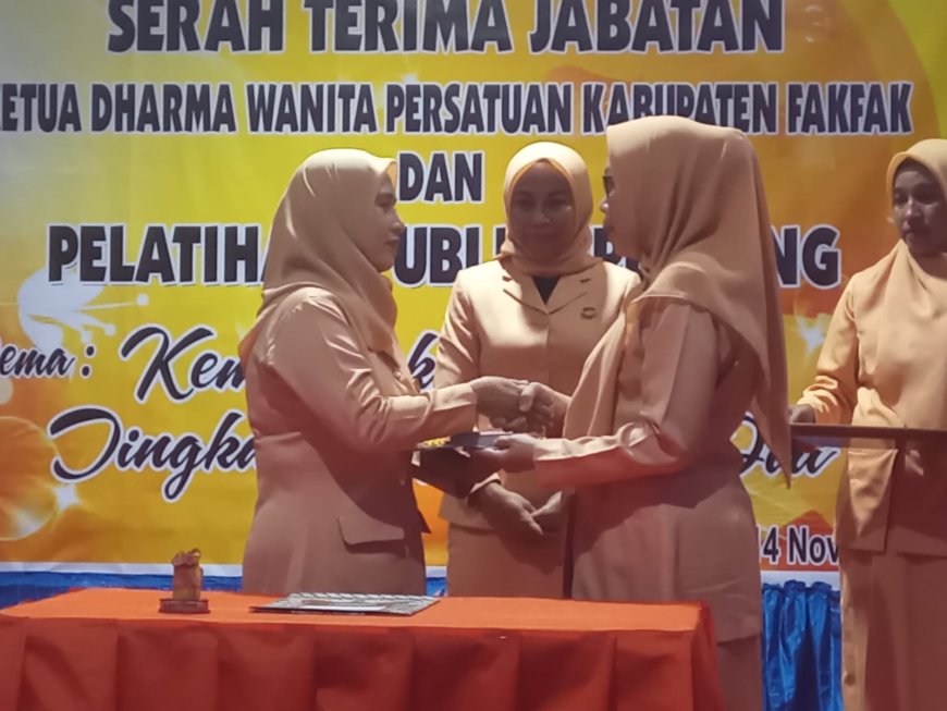 Ketua Dharma Wanita Papua Barat Sertijabkan Plt. Ketua Dharma Wanita Kabupaten Fakfak