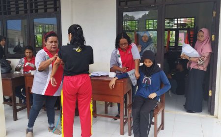 91 Siswa SMAN 1 Bintuni Dapatkan Skrining PTM dan Imunisasi TD WUS