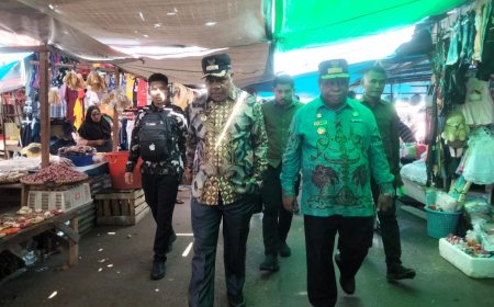 Cek Ketersediaan dan Harga Bapok, Pj Gubernur Papua Barat dan Bupati Manokwari Turun Pasar
