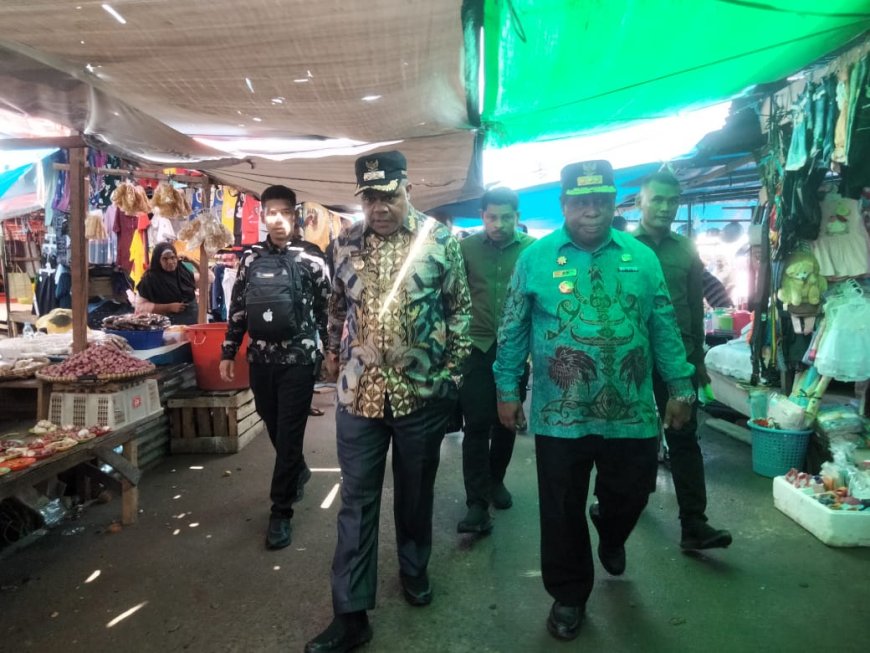 Cek Ketersediaan dan Harga Bapok, Pj Gubernur Papua Barat dan Bupati Manokwari Turun Pasar