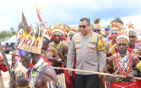 Kapolda Papua Barat Kunjungan ke Maybrat Disambut Adat