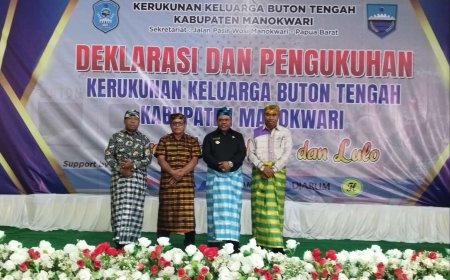 Dominggus Mandacan dan Hermus Indou dikukuhkan sebagai Warga Kehormatan KKBT
