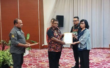 Penjabat Gubernur ABT Serahkan DPA SKPD Papua Barat 2024 Lebih Cepat