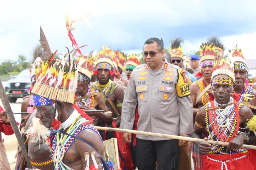 Kapolda Papua Barat Kunjungan ke Maybrat Disambut Adat