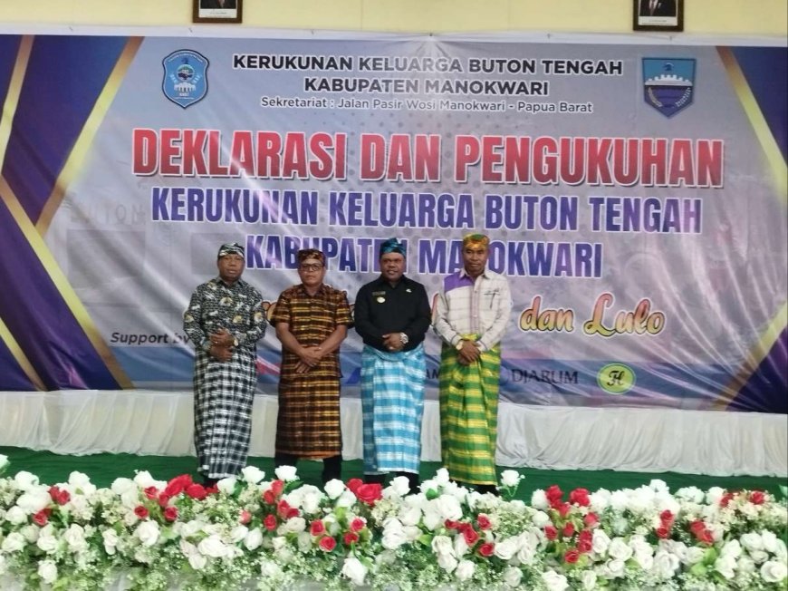 Dominggus Mandacan dan Hermus Indou dikukuhkan sebagai Warga Kehormatan KKBT