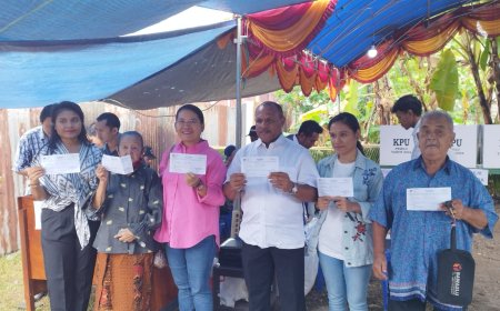 Penjabat Sekda Coblos di TPS 29 Amban Bersama Komisioner KPU Manokwari