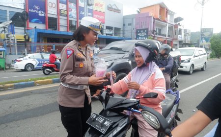 500 Paket Takjil Dibagikan Ditlantas Polda Papua Barat Untuk Pengendara di Manokwari