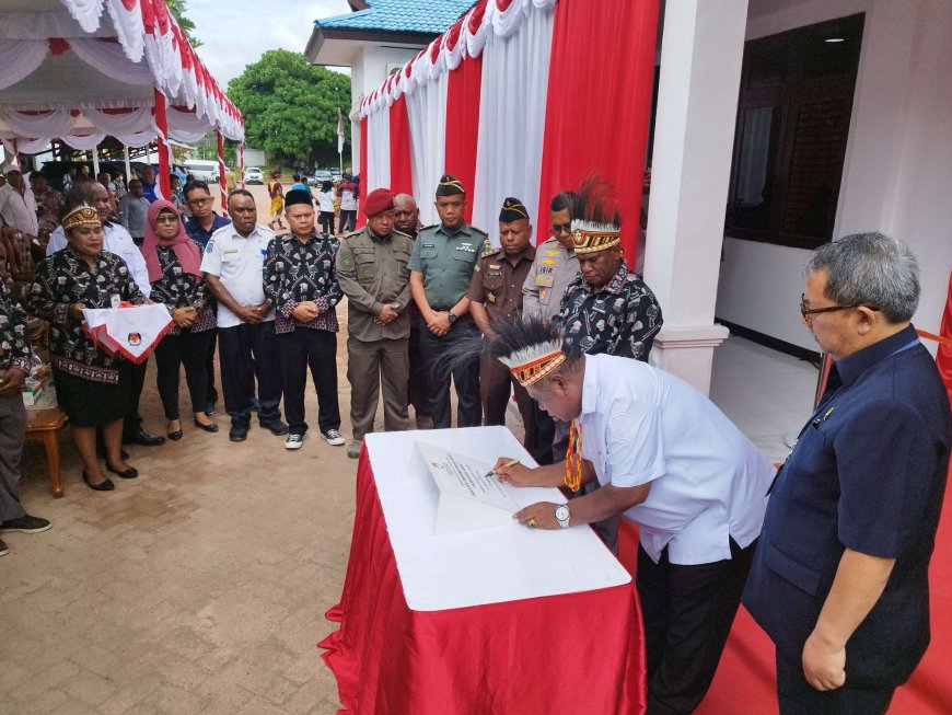 Pj Gubernur Ali Baham Resmikan Aula KPU Husni Kamil Manik Papua Barat