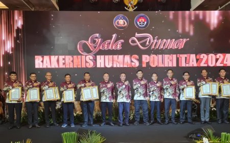Bidhumas Polda Papua Barat Raih Dua Penghargaan Pada Rakernis Humas Polri