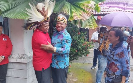 Dominggus Mandacan Daftar ke PDI Perjuangan Bersama Pasangan