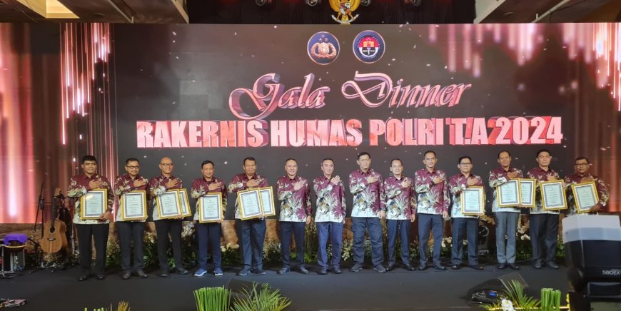 Bidhumas Polda Papua Barat Raih Dua Penghargaan Pada Rakernis Humas Polri