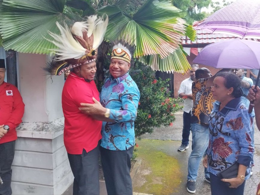 Dominggus Mandacan Daftar ke PDI Perjuangan Bersama Pasangan