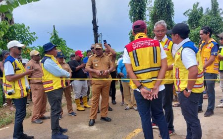 Bupati Manokwari Tinjau Akses Jalan Putus di Masni