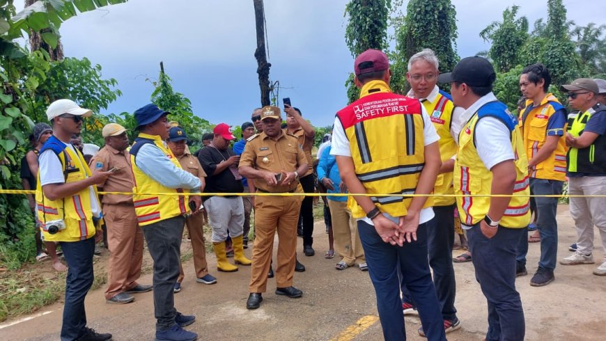 Bupati Manokwari Tinjau Akses Jalan Putus di Masni