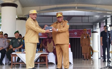 Pj Gubernur Ali Baham Serahkan Modem GovTech INA Digital Untuk Pengaplikasian di Papua Barat