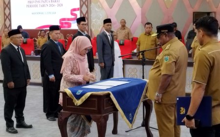 Pj Gubernur Ali Baham Lantik 5 Anggota Komisi Informasi Papua Barat