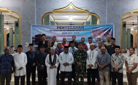 Pj Gubernur Ali Baham Serahkan Hewan Kurban ke Sejumlah Titik Pemotongan