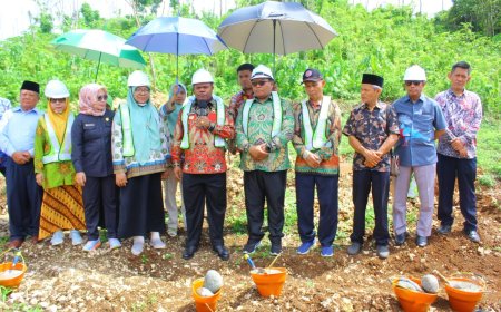 Letakkan Batu Pertama Gedung Perkuliahan STKIP Muhammadiyah, Bupati Hermus Indou Ajak Sinergi Membangun SDM Manokwari