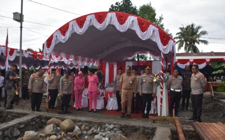 Polda Bersama Forkopimda Papua Barat  Bakti Sosial di Fanindi