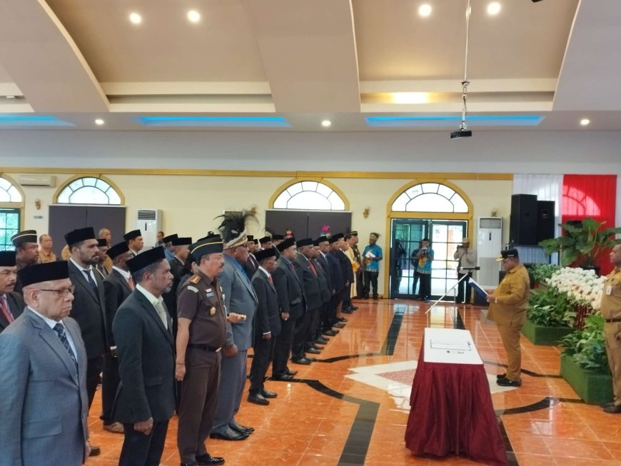 Pj Gubernur Ali Baham Lantik Panitia Seleksi DPRK Untuk 7 Kabupaten se Papua Barat