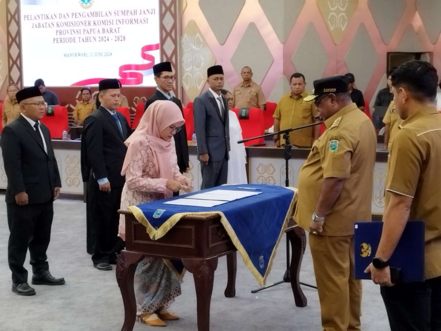 Pj Gubernur Ali Baham Lantik 5 Anggota Komisi Informasi Papua Barat