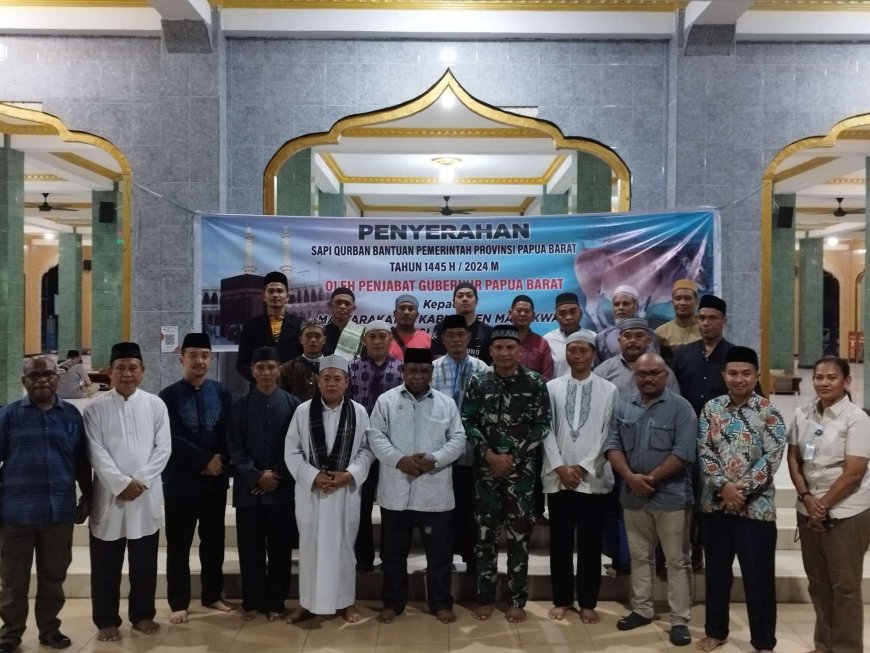 Pj Gubernur Ali Baham Serahkan Hewan Kurban ke Sejumlah Titik Pemotongan