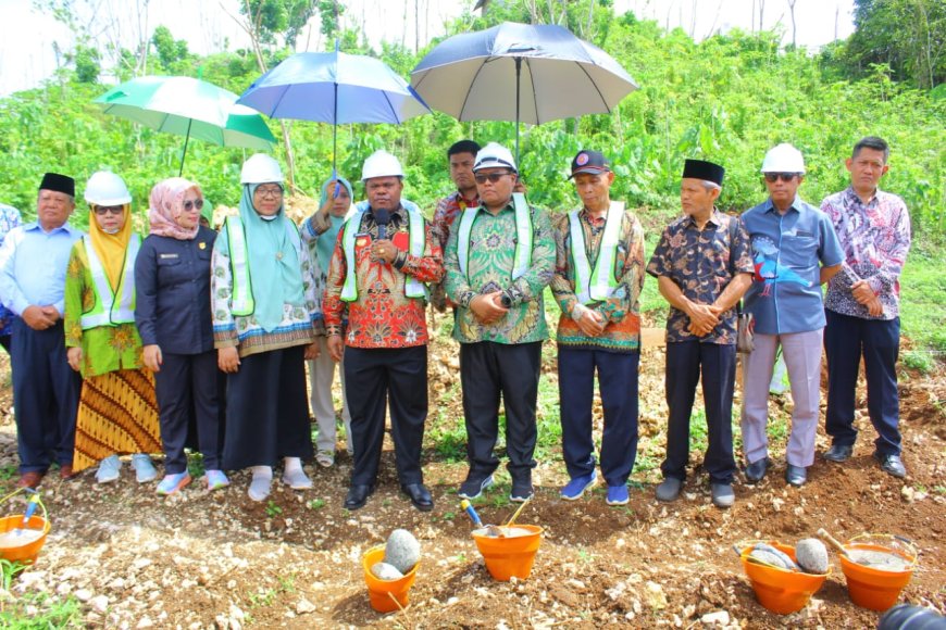 Letakkan Batu Pertama Gedung Perkuliahan STKIP Muhammadiyah, Bupati Hermus Indou Ajak Sinergi Membangun SDM Manokwari