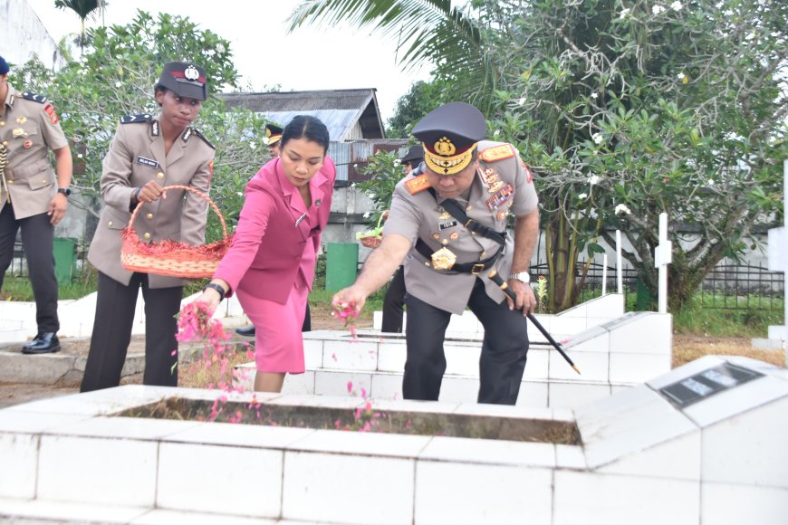 Jelang Hari Bhayangkara, Polda Papua Barat Gelar Upacara Tabur Bunga dan Ziarah Laut